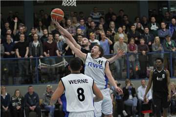 Vor zwei Jahren das große Spiel in der Ballspielhalle: Die LippeBaskets stiegen dank des Heimsieges gegen Barop in die 2. Regionalliga 2 auf. 600 Zuschauer wollten damals das Spiel sehen.