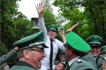 Vor zwei Jahren freute sich Mario Wellmann über den Königsschuss. Jetzt sucht der Bürgerschützenverein Capelle einen Nachfolger. Drei Tage wird über Pfingsten gefeiert.  