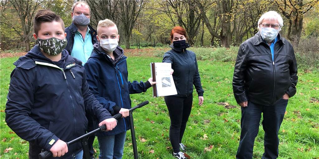 Vor zwei Jahren hatten Louis Hermet und Niklas Arnskötter (vorne links) eine Unterschriftenliste an die damalige Scharnhorster Jugendpflegerin Indra Paas übergeben. Sie erhielten auch Unterstützung von Andreas Wittkamp und Herbert Niehage (beide SPD, v.l.)