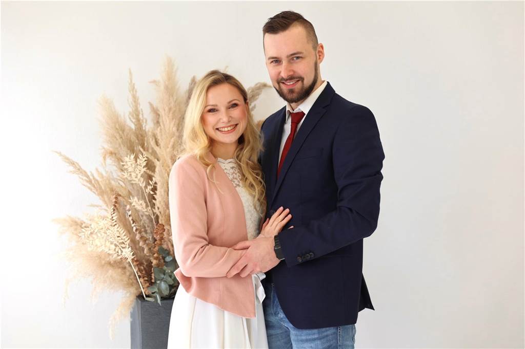 Vor zwei Jahren lernten sich Miriam Peter (30) und Tobias Zimmer (31) im Internet kennen. Nach einem romantischen Heiratsantrag im Urlaub in Greetsiel gab sich das verliebte Paar im Riegelhaus das Eheversprechen.
