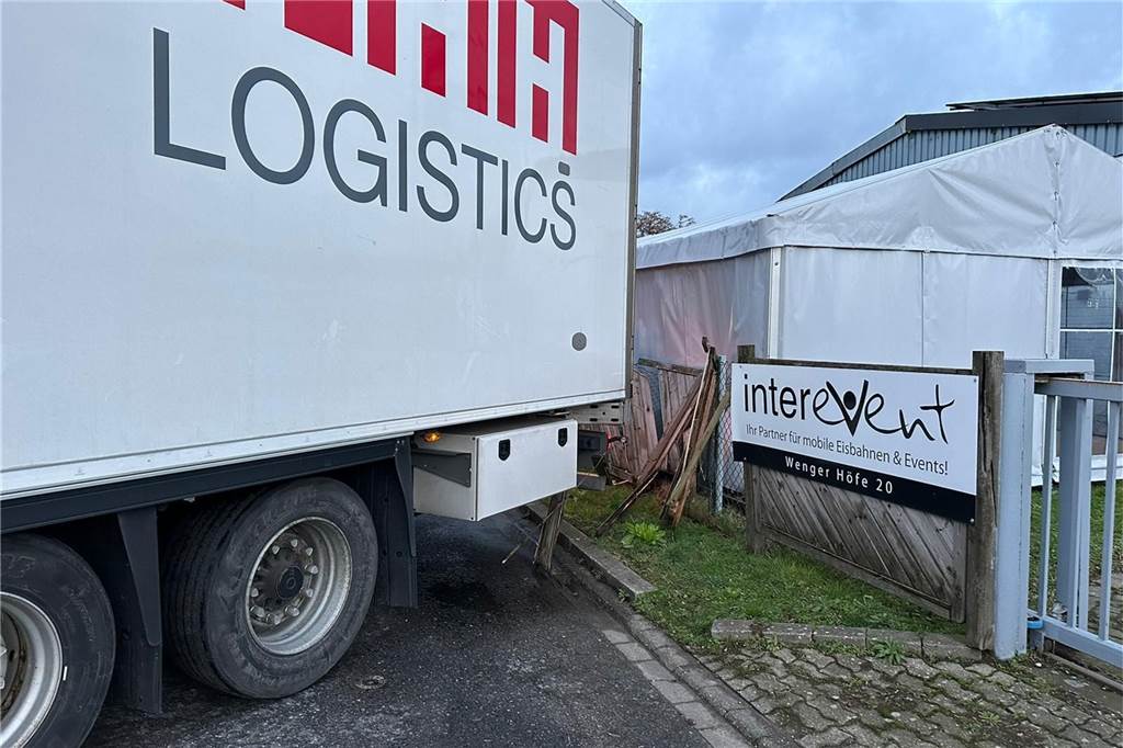 Falsche Navi-Angabe: 40-Tonner landen in einer engen Sackgasse Vor zwei Wochen landete ein 40-Tonner mit seinem Hinterteil im Grundstückszaun von Interevent.