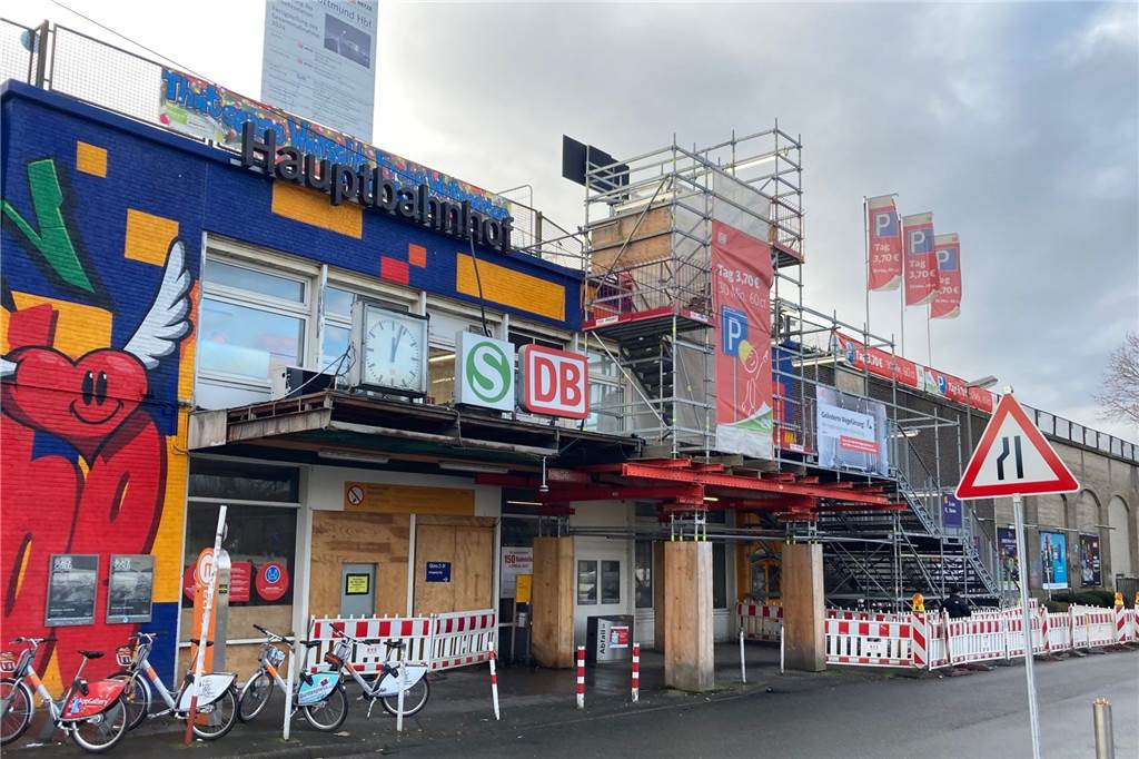 Rathaus, Bahnhof, Kampstraße: die zehn wichtigsten Dortmunder Bauprojekte Voraussichtlich bis Ende Februar 2022 bleibt die Nottreppe am Nordeingang des Hauptbahnhofs wohl erhalten.