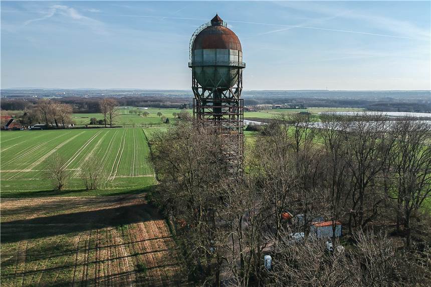 Vorbei am Lanstroper Ei führt eine Wanderroute, die am Haus Wenge ihren Ausgang nimmt und über die Halde Grevel führt
