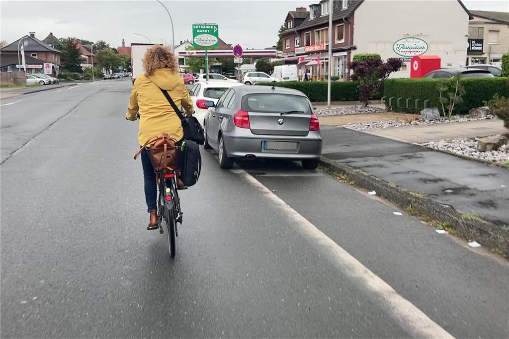 Vorbei an parkenden Autos an der Stockumer Straße - immer mit der Gefahr, das plötzlich eine Tür aufgerissen wird.