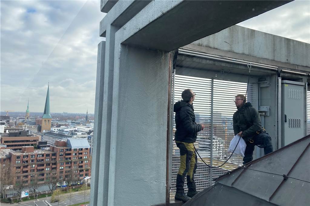 Die „Fliegenden Bilder“ am U verschwinden - aber nur für kurze Zeit Vorbereitende Arbeiten für die Sanierung der "Fliegenden Bilder" auf dem U-Turm laufen bereits.