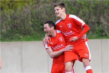 Vorbereiter Dennis Kock (links) bejubelt mit A-Junior Benedikt Meyer-Drabert dessen Treffer zum 2:0. 