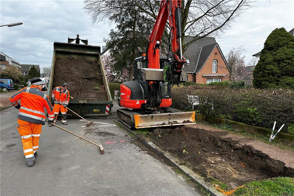 Allee wiederbelebt: Dorstener Anwohner wünschten sich Bäume zurück Vorbereitung der neuen Baumgruben.