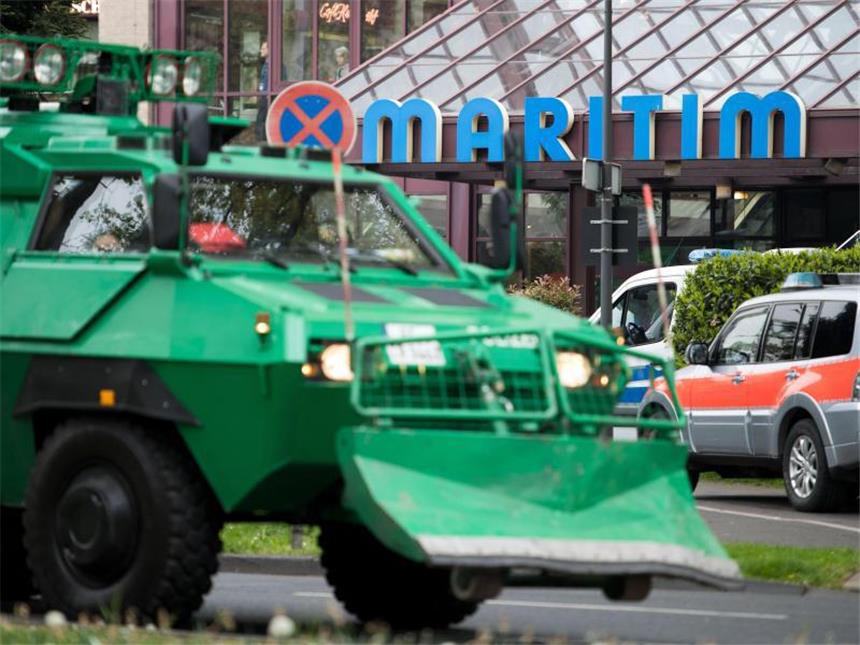 Niederlage für Petry auf AfD-Bundesparteitag Vorbereitung: Ein Räumpanzer der Polizei vor dem Hotel Maritim in Köln. Hier findet der Parteitag der AfD statt. Foto: Marius Becker