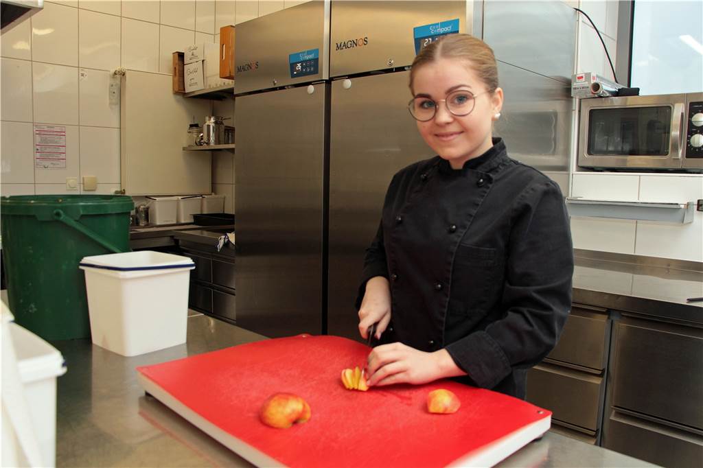 Mit Video: Koch-Azubi aus Werne glänzt bei Stadtmeisterschaft in Dortmund Vorbereitung ist alles, auch wenn es nur profane Äpfel sind - Franziska Gößl (21) in der Küche des Hotels am Kloster in Werne.