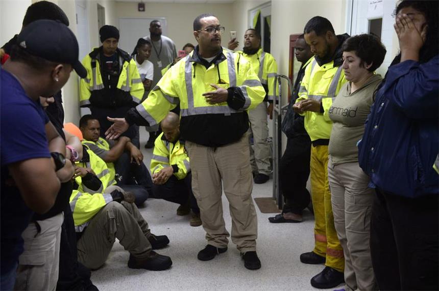 Hurrikan "Maria" peitscht über Puerto Rico hinweg Vorbereitungen auf "Maria": Joey Rivera, Leiter eines Teams der Rettungskräfte, spricht mit seinen Mitarbeitern vor Eintreffen des Hurrikans. Inzwischen ist der Sturm bereits auf Puerto Rico getroffen.