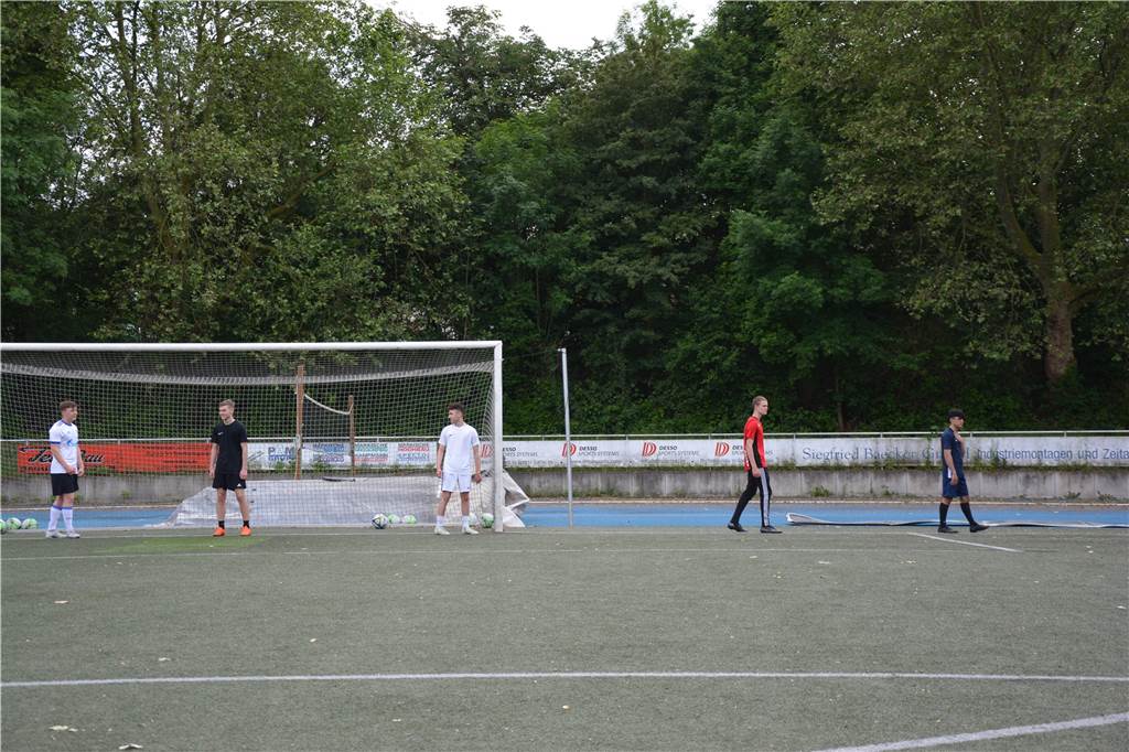 Erstes Training nach Corona-Pause: BV Brambauers B-Junioren begeistert zurück Vorbildlich: Brambauers B-Junioren warten geduldig, bis sie an der Reihe sind.