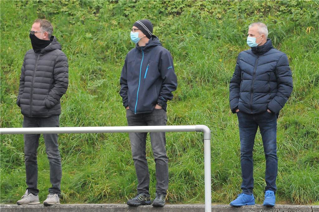 Stadt oder Verein: Wer ist verantwortlich für die Einhaltung der Maskenpflicht? Vorbildlich: Der Masken-Einsatz beim Spiel des FC Frohlinde II gegen Arminia Ickern.