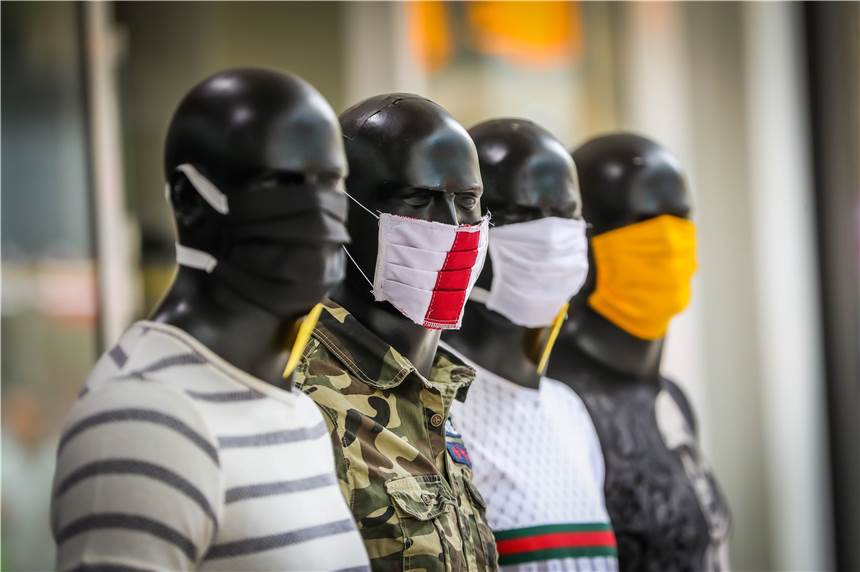 Dortmunds Stadtspitze warnt wegen steigender Corona-Infektionszahlen Vorbildlich tragen Schaufensterpuppen in einem Geschäft in der Dortmunder City Mund-und-Nasen-Schutzmasken.