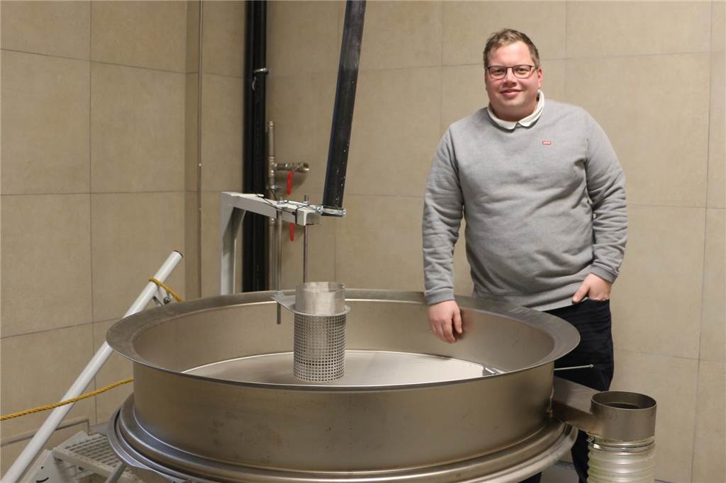 Algen-Pioniere im Wienkamp fahren erste Ernte ein Vorentfeuchtung am Vibrationssieb: Entwässerung und Trocknung der Mikroalgen laufen vollautomatisiert.