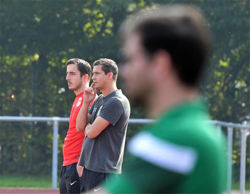 „Dann ist die Saison gelaufen für mich“ Vorerst wieder am Seitenrand: Das Comeback von Dennis Köse (l.), hier mit Coach Jascha Keller, war am Sonntag nach 40 Minuten beendet
