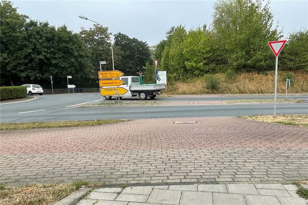 Borker Kreisel liegt jetzt innerorts: Stadt plant neue Zebrastreifen Vorfahrt achten: Bislang müssen Radfahrer und Fußgänger den Autoverkehr durchlassen, bevor sie die Straße am Kreisel in Bork queren. Daran ändert sich auch vorerst nichts.