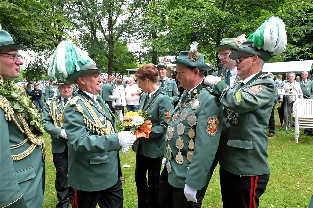 Vorgänger Dirk Nolting (2. v. r.) muss die Königskette nach vier Jahren an Michael Biegel abgeben.