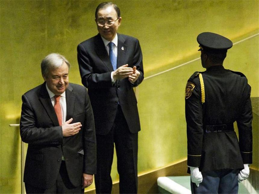 Guterres soll als neuer UN-Chef Brücken bauen Vorgänger und Nachfolger: Ban Ki Moon gratuliert dem neuen UN-Generalsekretär Antonio Guterres bei der UN-Vollversammlung in New York. Foto: Justin Lane