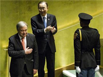 Vorgänger und Nachfolger: Ban Ki Moon gratuliert dem neuen UN-Generalsekretär Antonio Guterres bei der UN-Vollversammlung in New York. Foto: Justin Lane