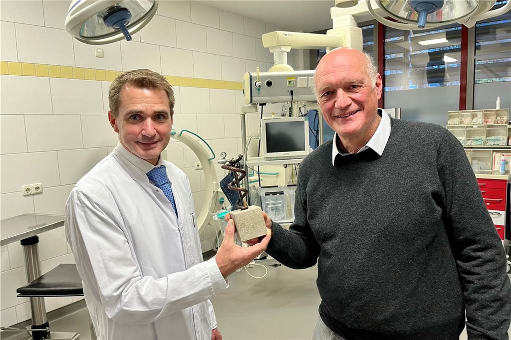 Neuer Chef der Unfallchirurgie Dr. Martin Hoffmann: „Er hätte fast auf Krücken angefangen“ Vorgänger und Nachfolger: Dr. Martin Hoffmann folgt auf Dr. Thomas Fritz, der in den Ruhestand geht.
