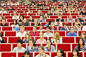 Vorlesung an der Universität Leipzig: Laut einem Bafög-Bericht, den die Bundesregierung im Dezember veröffentlicht hatte, ist die Zahl der geförderten Studenten und Schüler binnen vier Jahren bis 2016 um 16,7 Prozent gesunken. Foto: Jan Woitas/Archiv