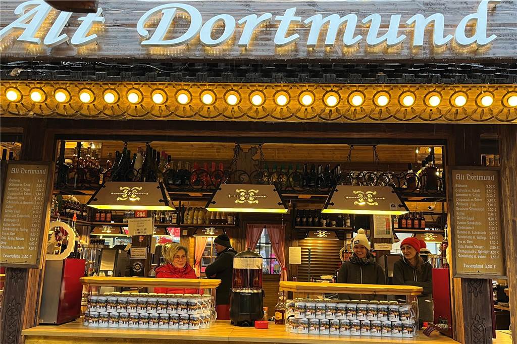 Dortmunder Weihnachtsmarkt wird teurer: Das kosten Essen und Attraktionen Glühweinstand Alt Dortmund auf dem Weihnachtsmarkt