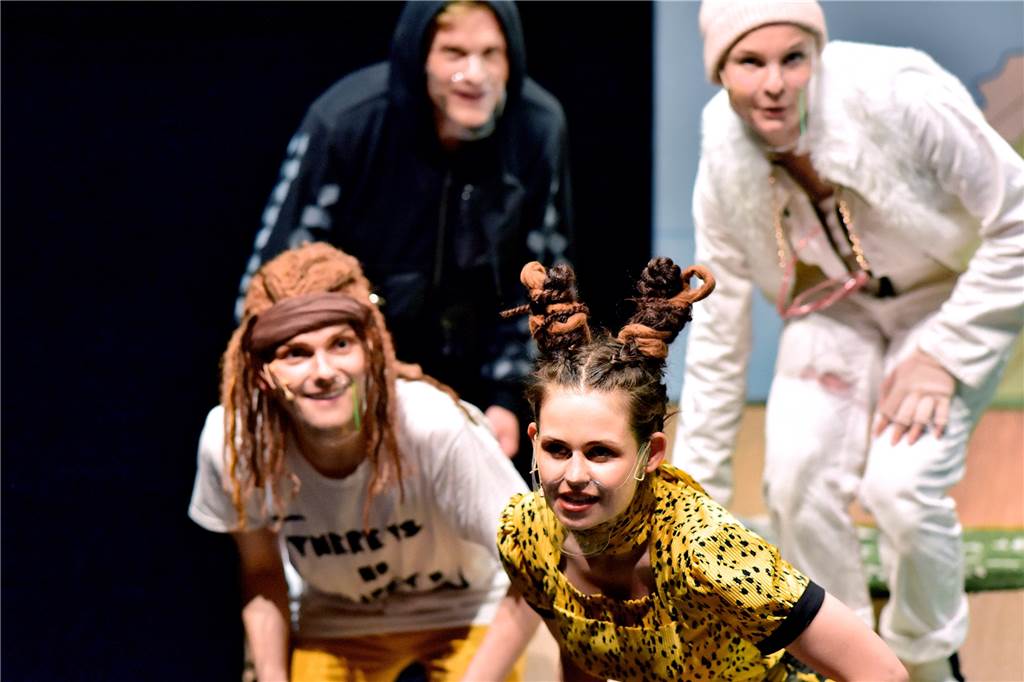 Märchen ganz modern: Diese Stücke für Kinder gibt es in den Theatern der Region Vorne: Löwe Antonio (gespielt von Chris Carsten Rohmann) und Giraffe Agatha (Luisa Cichosch), hinten: Eule Ulysses (Vincent Bermel) und Eisbärin Nanuk (Thyra Uhde).