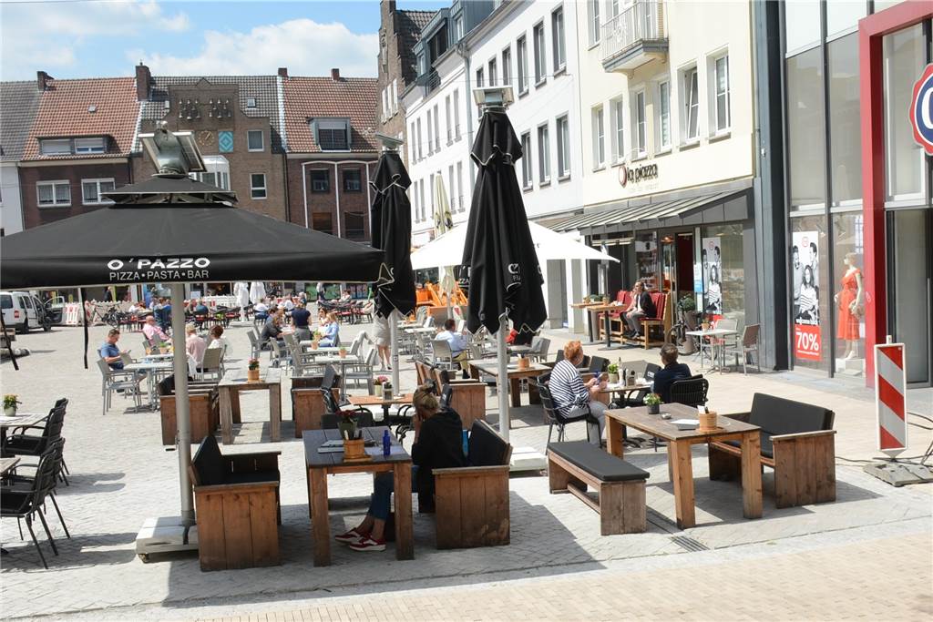Front gegen Dauer-Abbau des Stadtbrunnens auf dem Marktplatz wächst Vorne rechts, wo die Tische und Bänke stehen, ist der alte und vielleicht bald auch erneute Standort des Tisa-Brunnens.