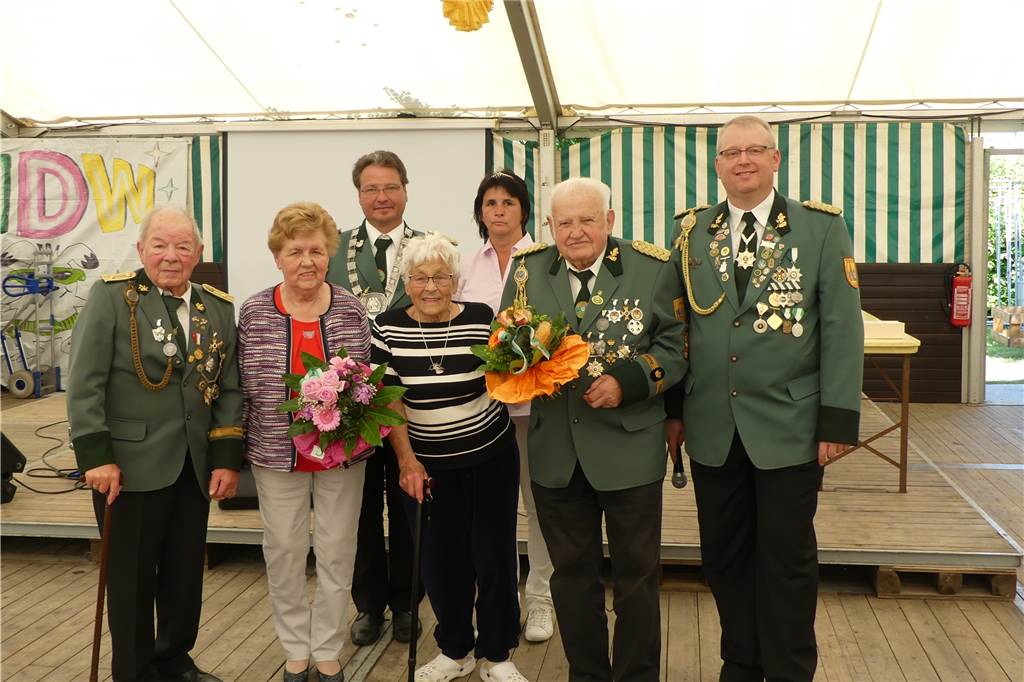 Kolpingsfamilie und Schützenvereine trauern um Friedolin „Friedel“ Steinweg Vorne v. l. n. r.: Ewald Zinke, Ilse Zinke, Ria Steinweg, Ehrenvorsitzender Friedel Steinweg, 1. Vorsitzender Markus Klenner, hintere Reihe: Königspaar 2018 – 2022 Carsten und Solveig Grewe