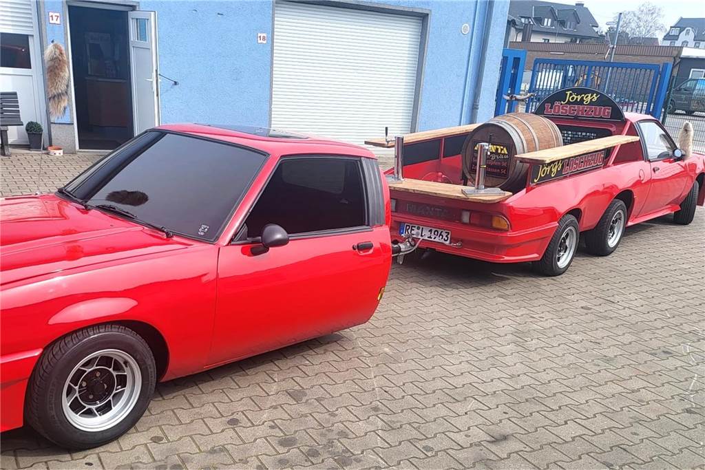 Jörg Lange organisiert zum vierten Mal ein Manta-Treffen in Dorsten Opel Manta mit Zapfanlage und angehängter Manta-Front