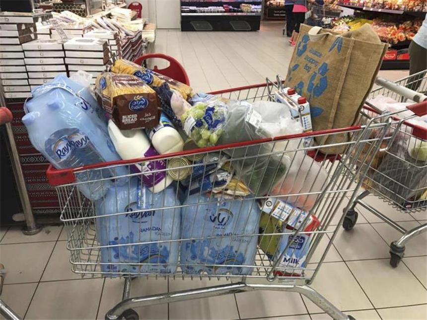 US-Ermittler vermuten russische Hacker hinter Katar-Krise Vorrat: In einem Supermarkt in Doha haben Kunden einen Einkaufswagen bis oben hin mit Trinkwasser und Lebensmitteln gefüllt. Foto: Doha News/AP
