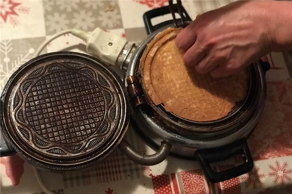Neujahrswaffeln backen: Leckeres Rezept für Silvester und Neujahr Vorsicht: die Waffel ist heiß.