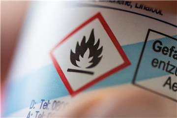 Vorsicht, entzündlich: Auf Haarspray-Dosen findet sich in der Regel ein Symbol mit einer Flamme - es weist auf die Brandgefahr hin. Foto: Robert Günther