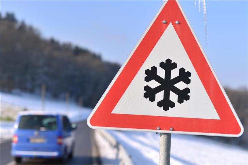 Sicher fahren auf Schnee und Eis Vorsicht Rutschgefahr: Diese Schild warnt Autofahrer vor der Gefahr winterlicher Straßenglätte. Foto: Uwe Anspach/dpa