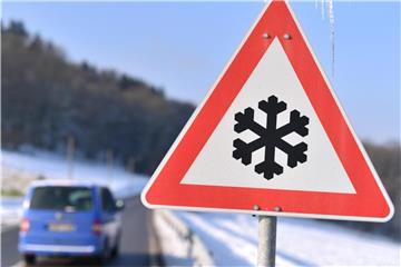 Vorsicht Rutschgefahr: Diese Schild warnt Autofahrer vor der Gefahr winterlicher Straßenglätte. Foto: Uwe Anspach/dpa
