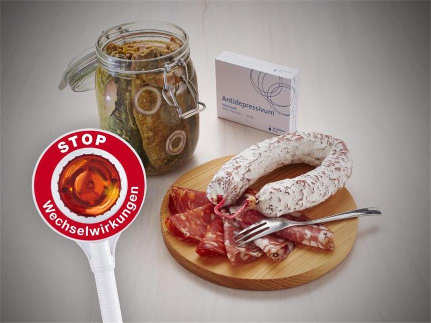 Vorsicht Wechselwirkung: Diese Produkte beeinflussen Medikamente Vorsicht vor dem Cheese-Effekt: Das in Salami, Käse und Sojasauce enthaltene Tyramin kann in Verbindung mit Antidepressiva und Co. zu Kopfschmerzen, Fieber und erhöhtem Blutdruck führen. Foto: ABDA