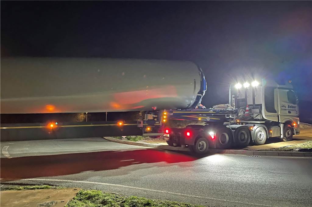 Mit Video: 80-Meter-Lkw transportiert Windrad-Flügel im Schneckentempo durch Werne Ein Schwertransport mit einem Windrad-Flügel.