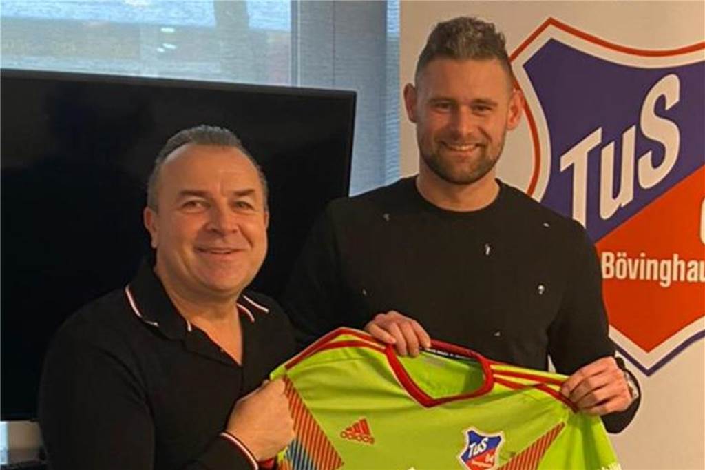 TuS Bövinghausen reagiert auf Engpass und verpflichtet den nächsten Oberliga-Spieler Vorsitzender Ajan Dzaferoski (links) freut sich auf seinen nächsten Neuzugang David Loheider.