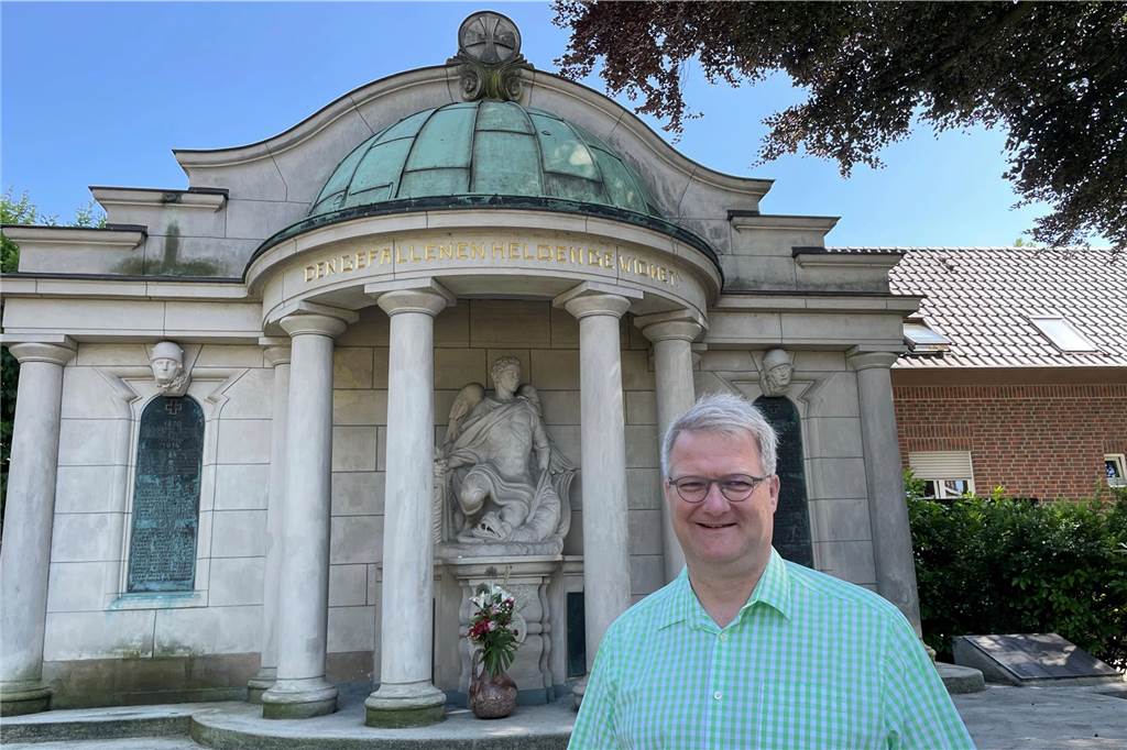 Schützenfest: Nach vier Jahren wird ein neues Königspaar gesucht Vorsitzender Andreas Wanning steht am Ehrenmal in Wulfen.