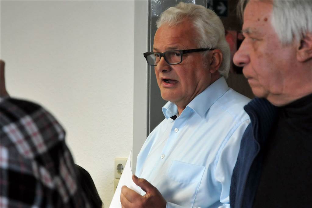„Mit Hand und Herz“ bietet jetzt Reparaturen von Elektro-Kleingeräten an Vorsitzender Bernhard Tenhumberg dankte bei seiner Eröffnungsrede den zahlreichen Unterstützern des Repair-Cafés.
