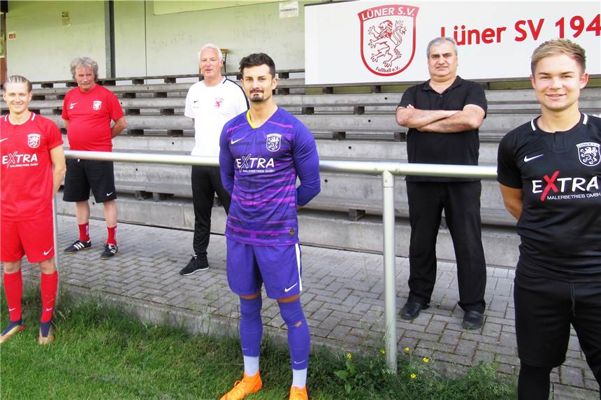 Lüner SV verabschiedet gleich vier Spieler auf einen Schlag Vorsitzender Imdat Acar (hinten v. r.), Cheftrainer und Sportlicher Leiter Christian Hampel und Torwartcoach Manfred Tapken verabschiedeten beim Abschlusstaining drei Spieler. Dominik Deppe, Alexander Ruscher und Nikolas Friedberg (vorne v.r.).