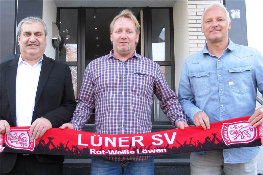 Gruppenbilder in Corona-Zeiten: Muss das wirklich sein? Vorsitzender Imdat Acar (l.) und der Sportliche Leiter Christian Hampel (r.) präsentieren den neuen LSV-II-Coach Manuel Lorenz.