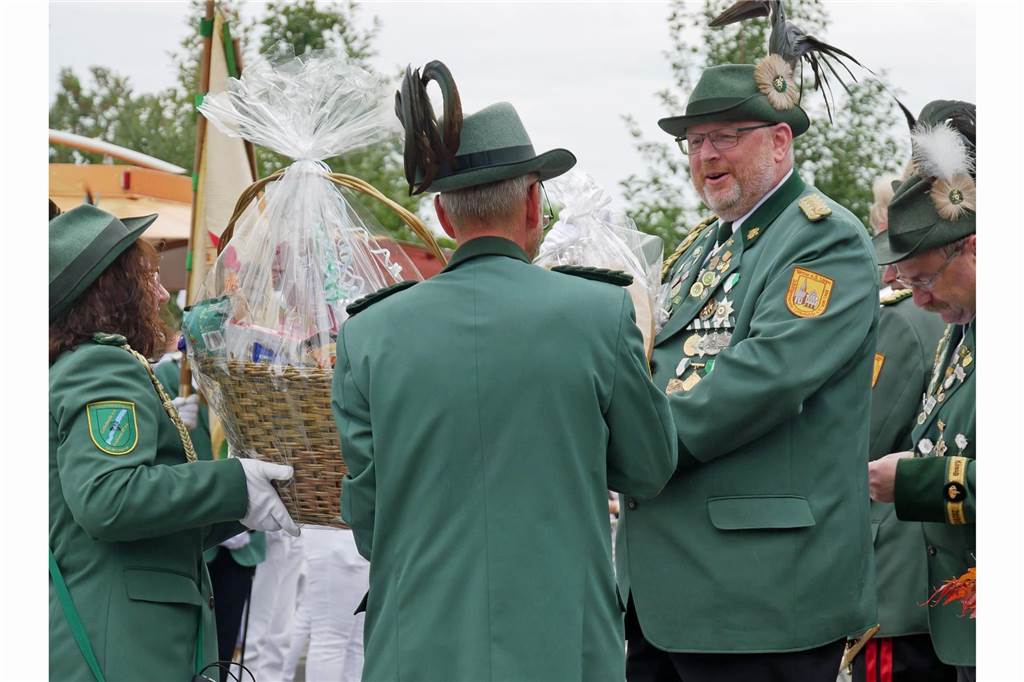 Schützenkaiser und geehrter Vorsitzender bei Lütkeheide-Schützen Vorsitzender Markus Klenner (r.) wurde für 25 Jahre Vorsitz und 30 Jahre Vorstandsarbeit von den Lütkeheide-Schützen geehrt.