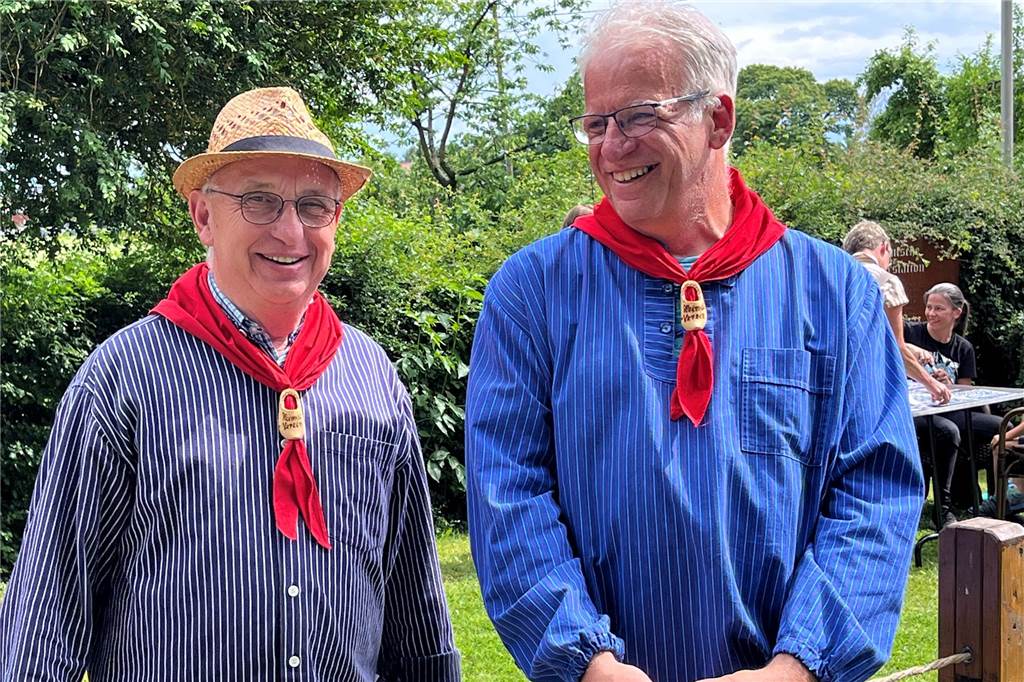 Stadt hat neues Standesamt: Heiraten im Heimathaus Lippramsdorf Peter Borchers und Reinhold Wieschus in Heimatvereins-Kluft