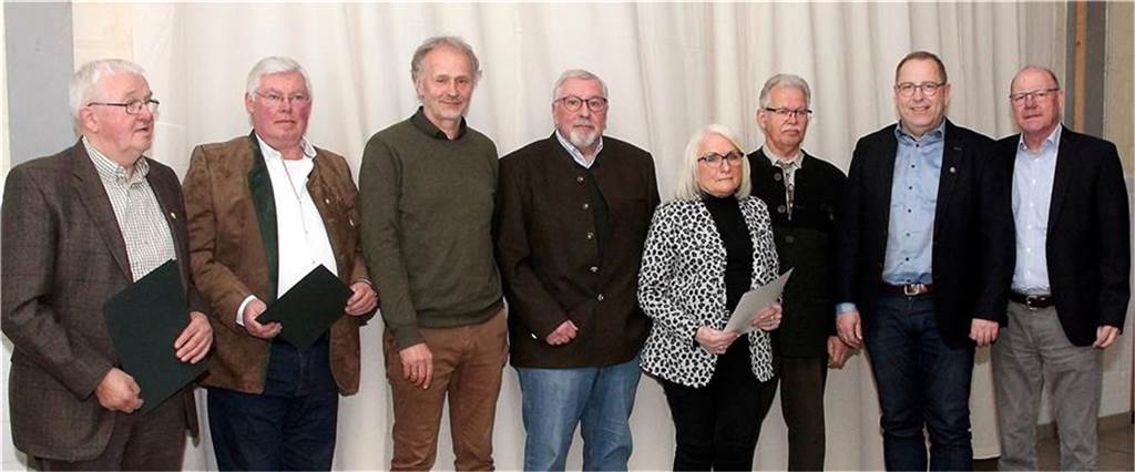 Roland Schulte: Kreis Borken „schon ein bisschen vom Wolf umzingelt“ Vorsitzender Roland Schulte (4.v.l.) und Schatzmeister Rolf Weinbrenner (r.) gratulierten einigen Jägern zur Ehrung mit der Verbandsnadel in unterschiedlicher Ausführung (von links): Ludger Benning, Robert Freimuth, Ralf Schulze Hessing. Michaela Räckers, Heinz-Werner Adämmer und Josef Hoge.