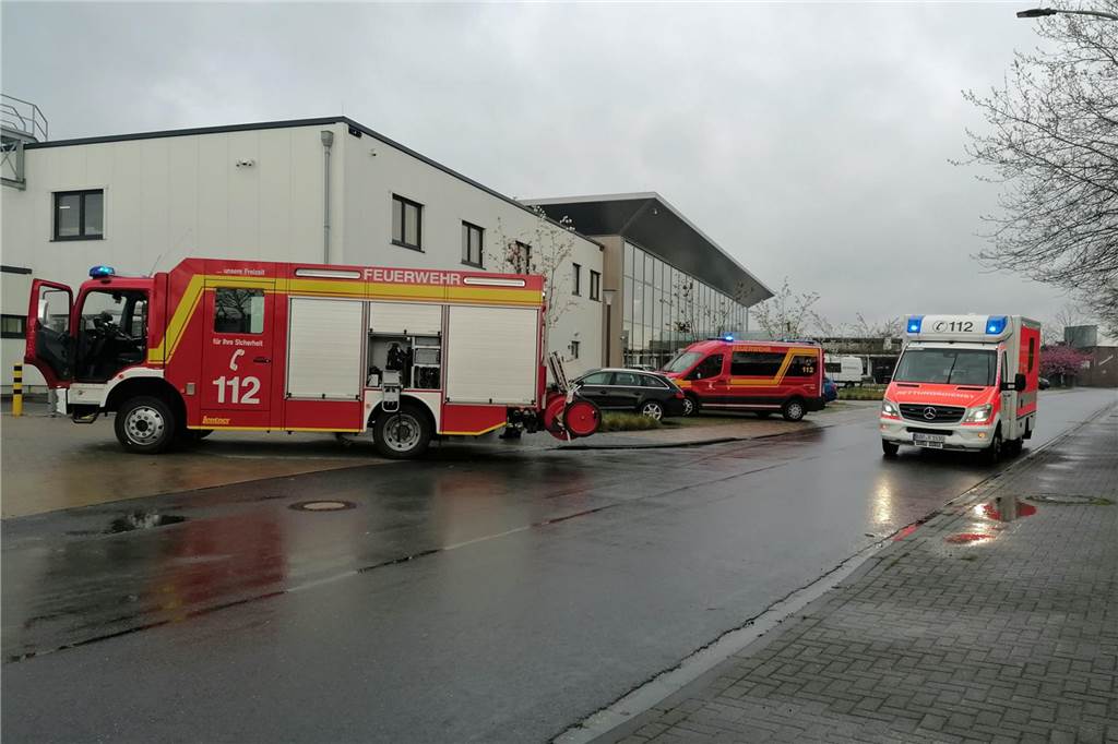 Einsatz in Produktionshalle: Feuerwehr rückt ins Gewerbegebiet aus Vorsorglich wurde noch ein Rettungswagen herbeigerufen, um die Mitarbeiter an der betroffenen Maschine zu untersuchen.