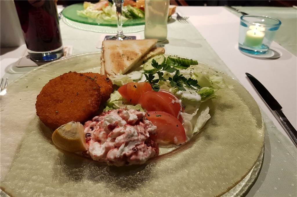 Im Restaurant Daun schmaust der Gast ein Häppchen vom Paradies Vorspeise: Camembert auf einem Bett aus Salat und garniert mir Johannisbeer-Sahne.