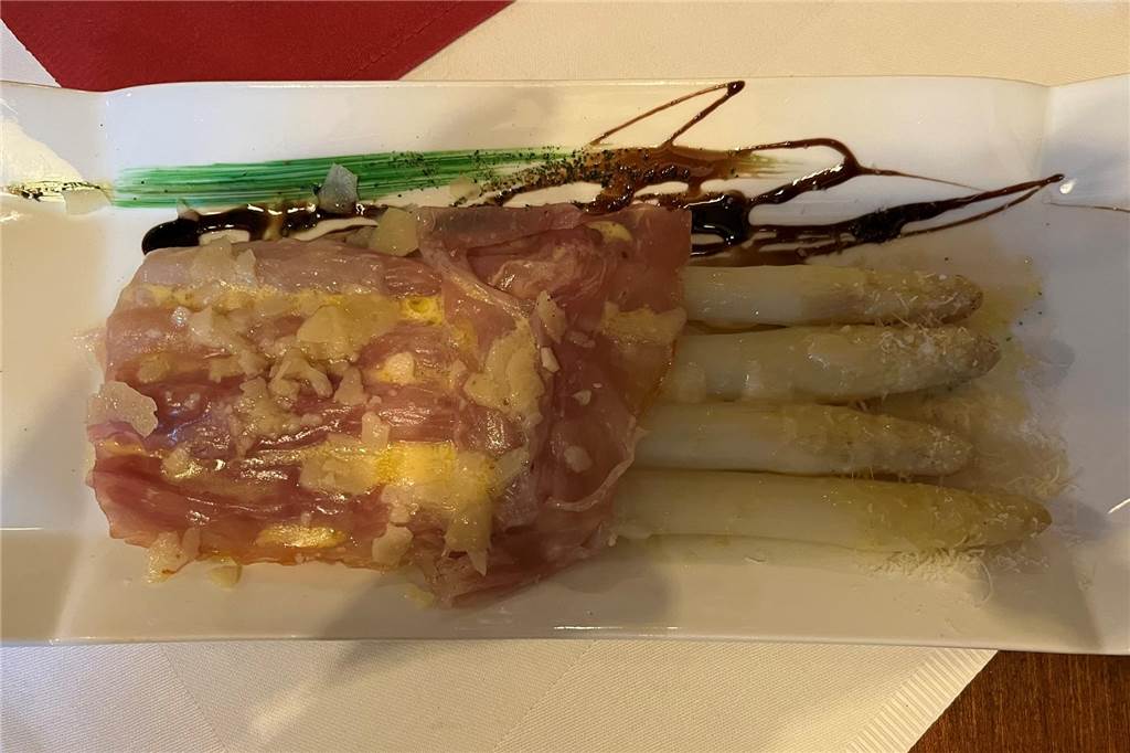 Himmlisches Tiramisu : Rezept aus italienischem Dorf bei „Da Fabio“ frischer Spargel in Parmaschinkenmantel