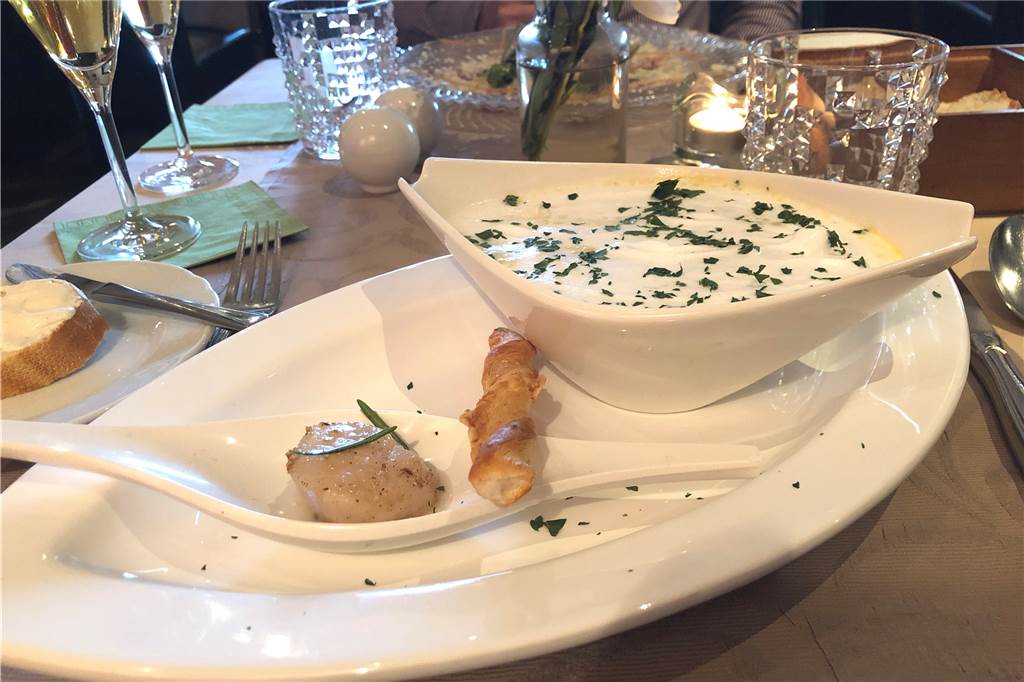 Vorspeise: Karotten-Ingwer-Capuccino mit gebratener Jacobsmuschel und Blätterteig-Zwiebel-Stange