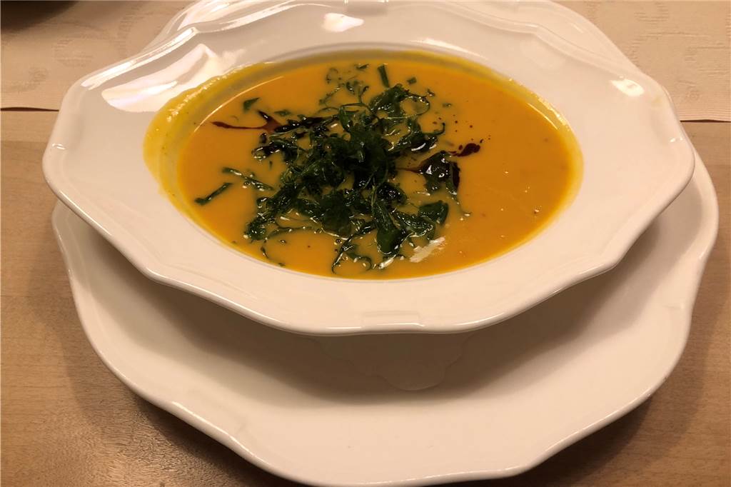 Vorspeise: Kürbiscremesuppe mit Rucola
